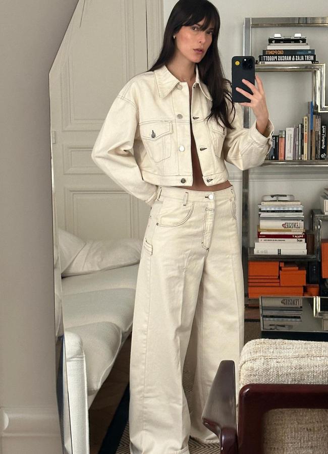 La influencer Leia Sfez con un doble denim blanco/@leiasfez