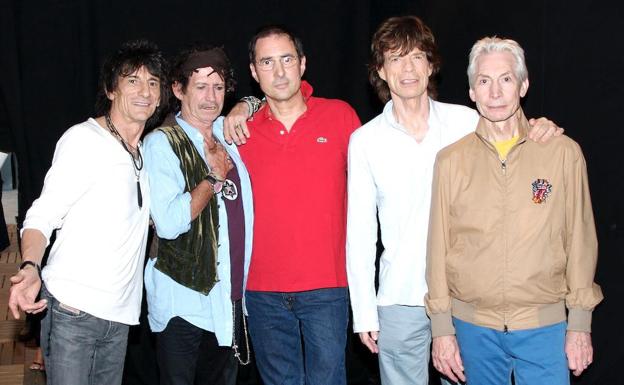 Gay Mercader posa junto a los Rolling Stones.