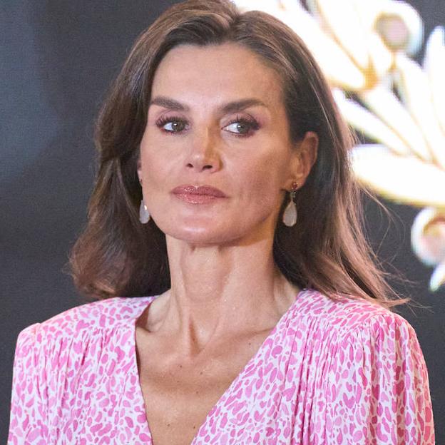 La reina Letizia con un vestido rosa.