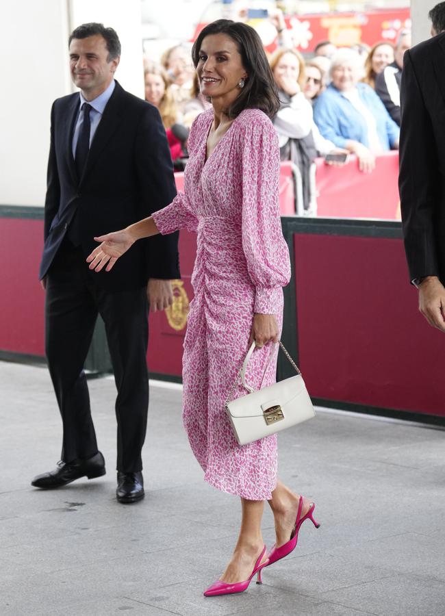 La reina Letizia con un look de invitada perfecto para primavera. / LIMITED PICTURES