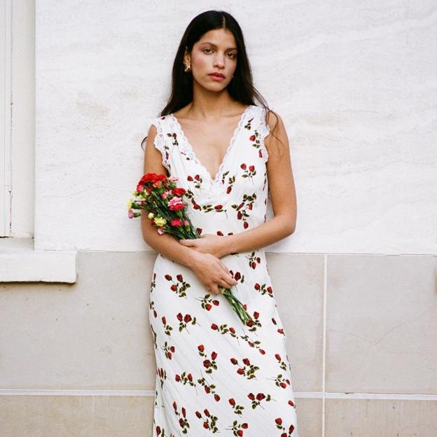 Modelo con un vestido de la marca francesa Rouje