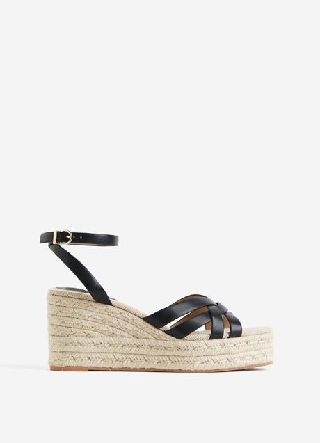 Zapatos con cuña de esparto de H&M (29,99 euros)