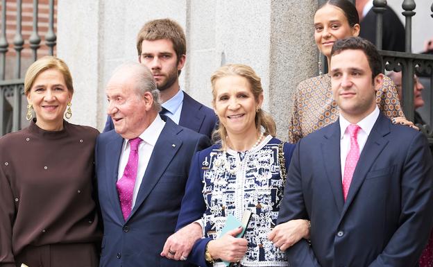 El rey Juan Carlos, feliz rodeado de sus hijas, la infanta Elena y la infanta Cristina, y de sus nietos mayores. 