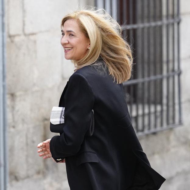 La infanta Cristina acierta con su look para el funeral de Fernando Gómez-Acebo: traje negro perfecto y camisa blanca