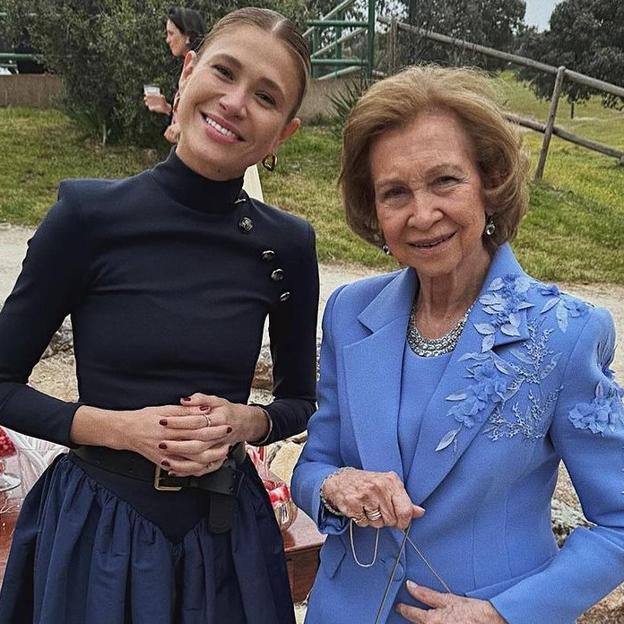 Descubierto el look de la reina Sofía en la boda de Almeida: guapísima con un traje azul bordado