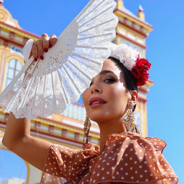 Influencer Rocío Osorno con uñas rojas en la Feria de Abril