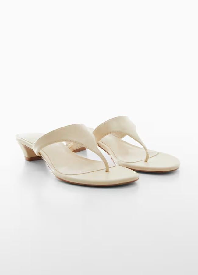 Sandalias de piel en color crudo de Mango (49,99 euros).