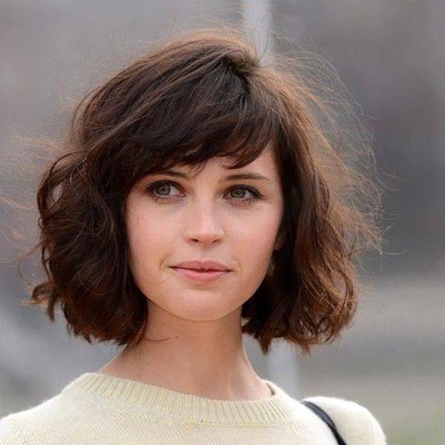 Felicity Jones con wavy bob estilo francés