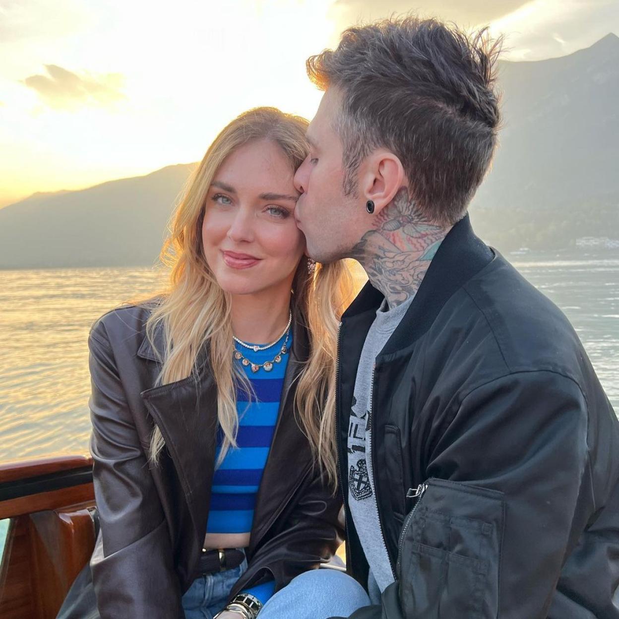 Chiara Ferragnik y Fedez posando en actitud cariñosa/@chiaraferragni