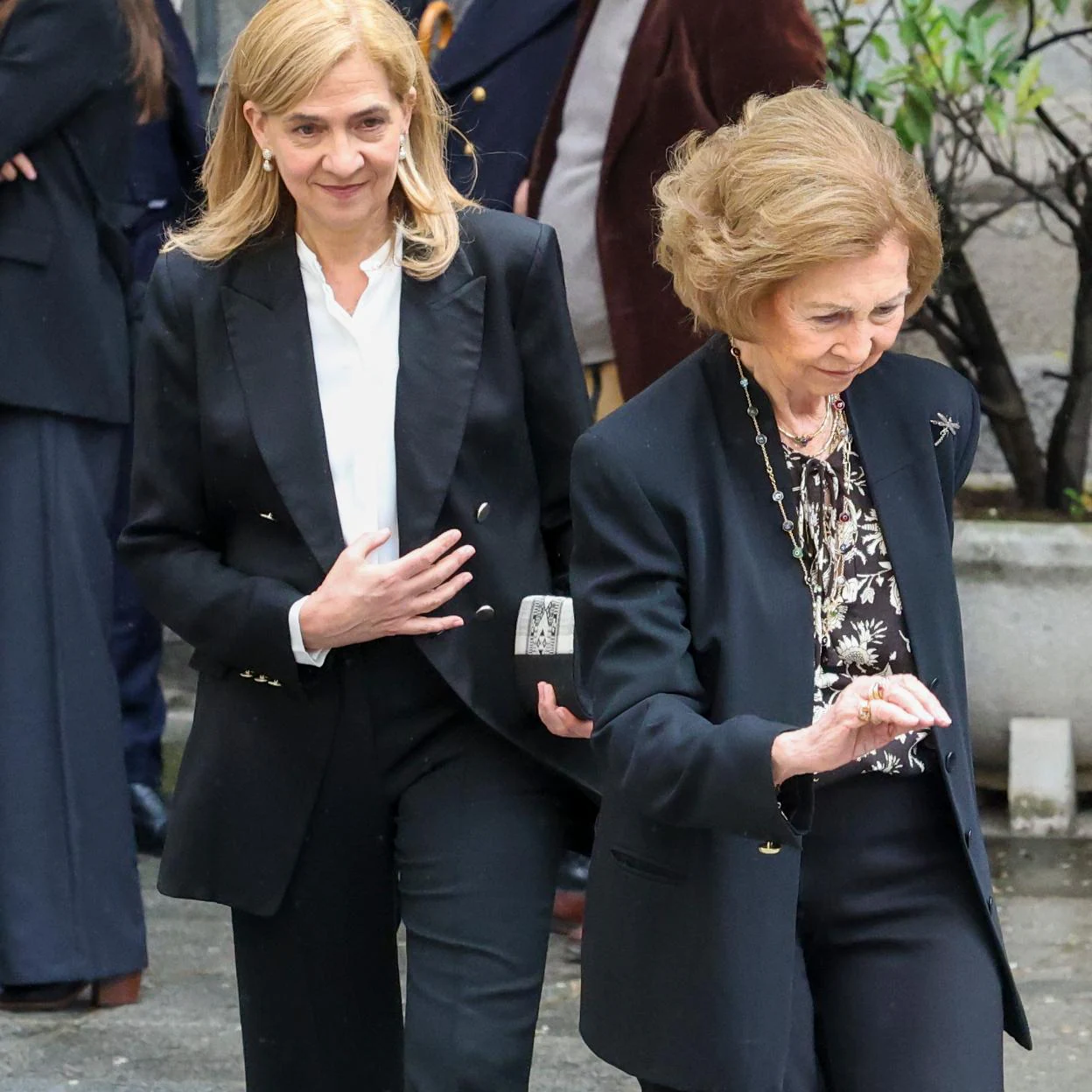 La reina Sofía con la infanta Cristina en la misa funeral de Fernando Gómez-Acebo, el lunes de esta semana.