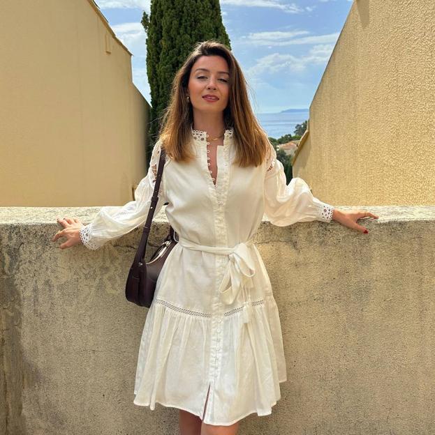 Influencer con vestido camisero