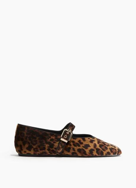 Zapatos con estampado de leopardo de H&M (25,99 euros)