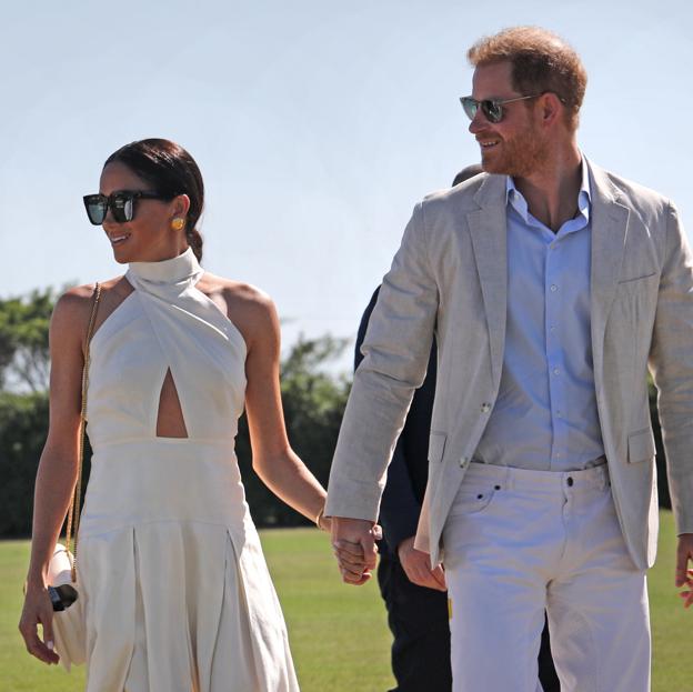 Meghan Markle y el príncipe Harry llegan de la mano a un partido benéfico de polo en Miami.