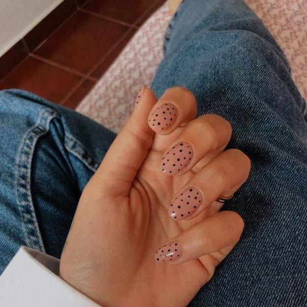 Dot nails en color negro