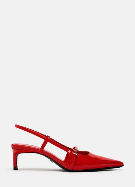 Zapatos rojos de Zara (29,99 euros)