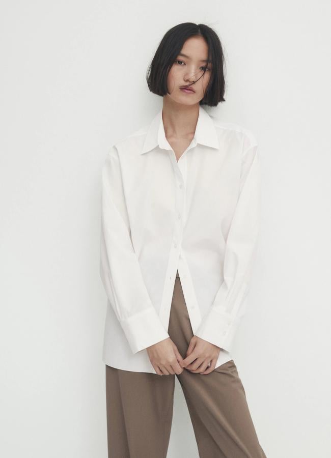 Camisa blanca de Massimo Dutti (59,95 euros).