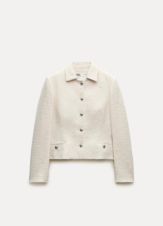 Chaqueta entallada en blanco de Zara (69,95 euros).