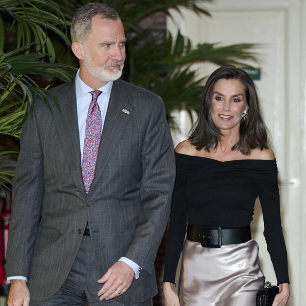 La reina Letizia arrasa con su primer look en Holanda: guapísima con el escote de moda y una falda satinada