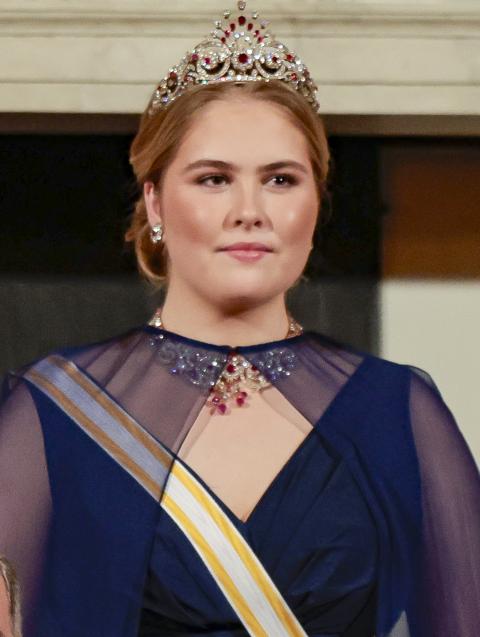 Amalia de Holanda, la mejor vestida de la cena de gala con un precioso vestido capa y tiara de rubíes