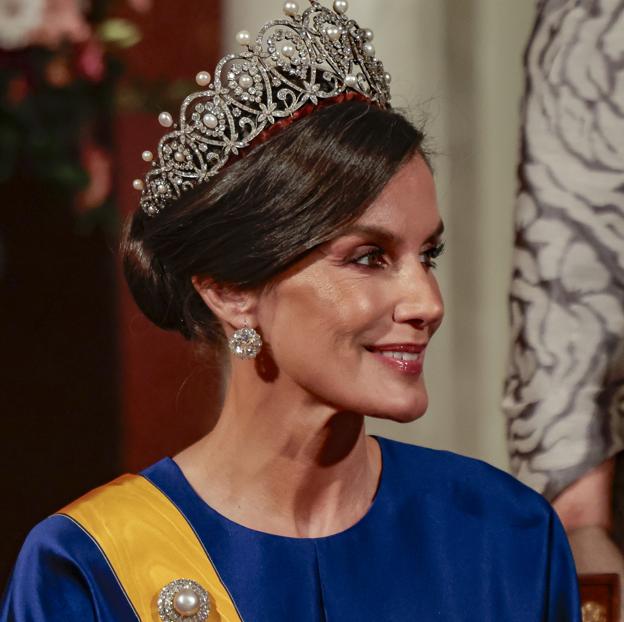 La reina Letizia con la tiara Rusa y pendientes y broche del lote de joyas de pasar.