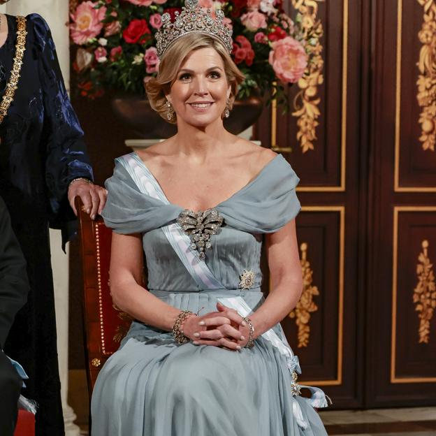 Máxima de Holanda sorprende con un escote bardot y un vestido azul claro en la cena de gala con la reina Letizia