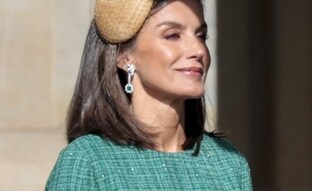 La reina Letizia sorprende con su look en el acto de bienvenida oficial a Holanda: vestido verde de tweed y tocado original