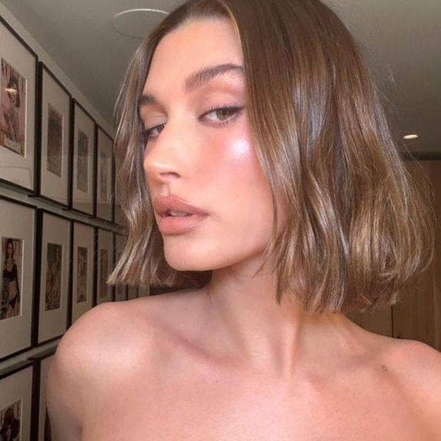 Hailey Bieber con corte de pelo blunt bob texturizado