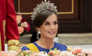 Los detalles secretos del look de gala de la reina Letizia: guiño a la infanta Cristina, sandalias con plataforma y la tiara más valiosa