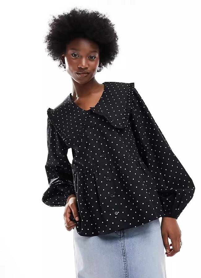 Blusa con cuello babero de lunares