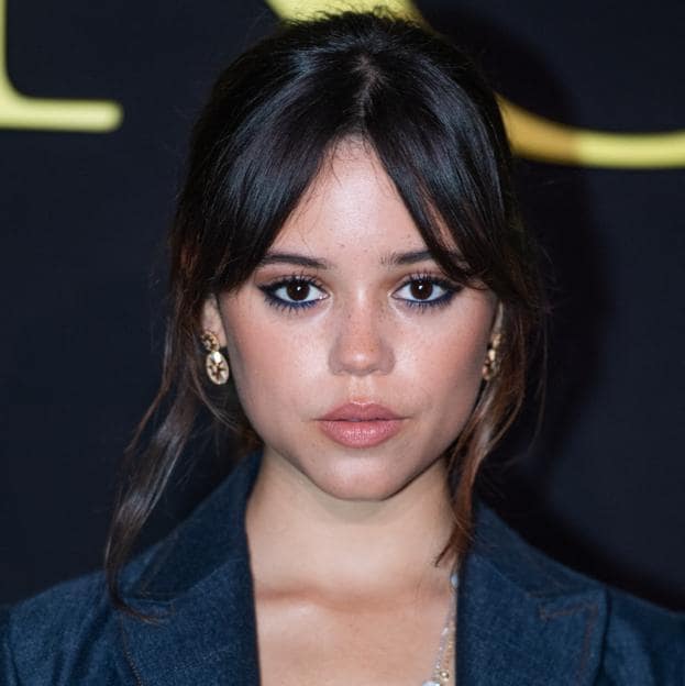 Jenna Ortega con flequillo cortina