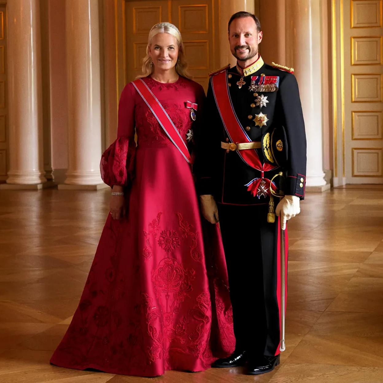 Los nuevos retratos oficiales de Mette-Marit y el príncipe Haakon de Noruega. /casa real noruega