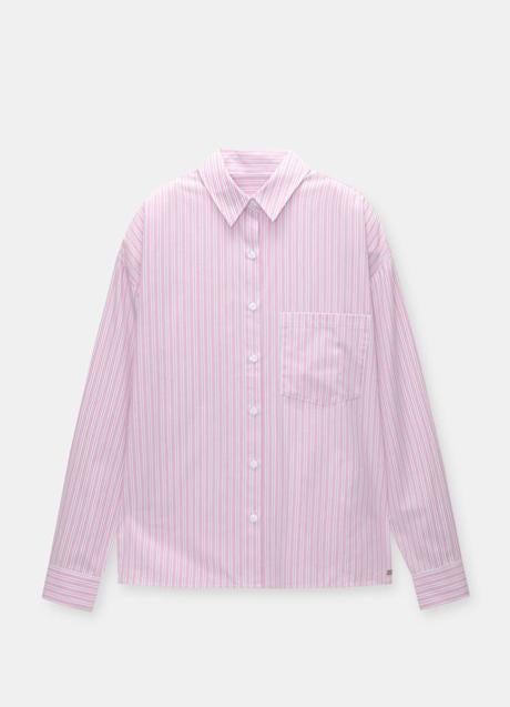 Camisa rosa de Pull & Bear (25,99 euros)