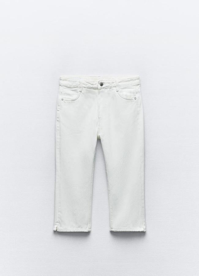 Vaquero pirata en color blanco de Zara (25,95 euros).