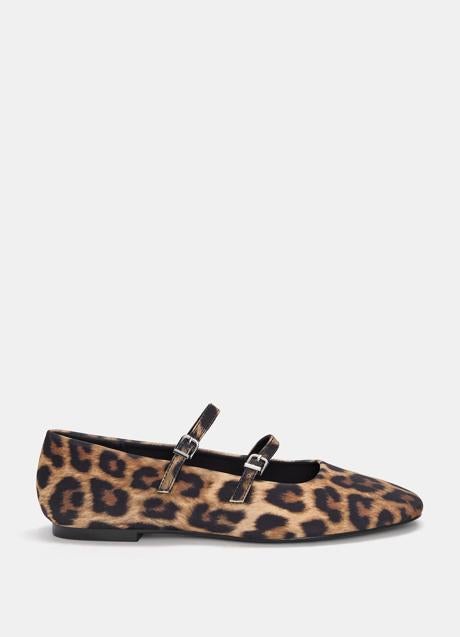 Bailarinas con estampado animal de Pull & Bear (25,99 euros)