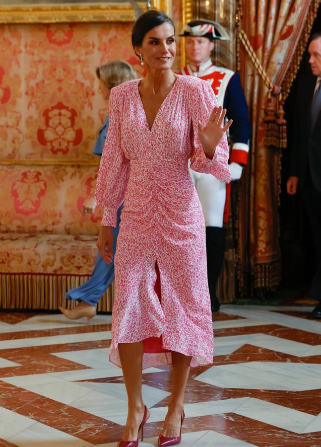 La reina Letizia con un diseño de Lady Pipa en los Premios Cervantes 2016. (GTRES)