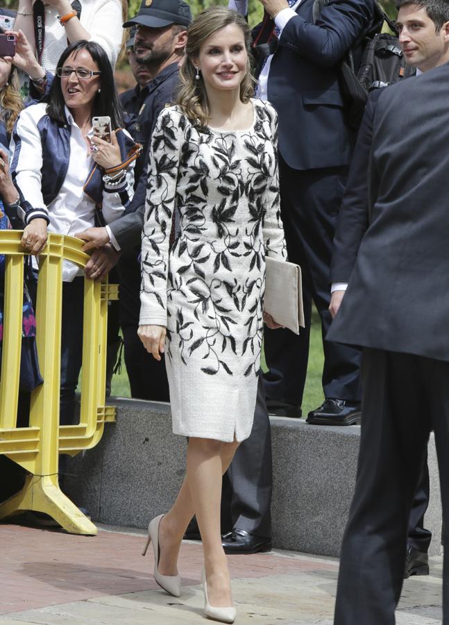 La reina Letizia con un diseño de Felipe Varela en los Premios Cervantes 2016. (GTRES)