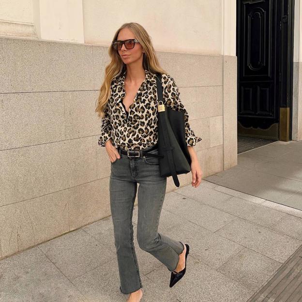 Influencer con camisa con estampado de leopardo