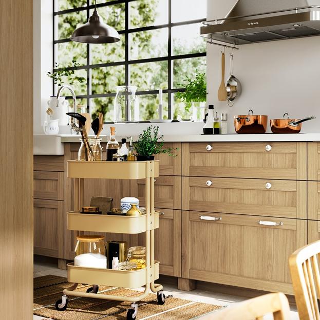 Conseguir una cocina impecable inspirada en el minimalismo escandinavo es posible gastando poco (palabra de Ikea)