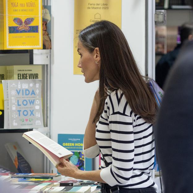 La reina Letizia en la Feria del Libro de Madrid en 2023. 