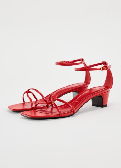 Sandalias rojas de Zara (29,99 euros)