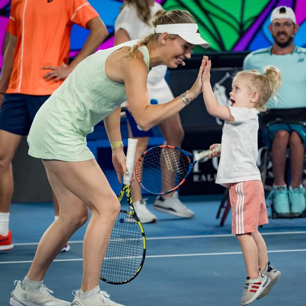 La tenista danesa Caroline Wozniacki junto a su hija, Olivia, en su regreso a las pistas. 