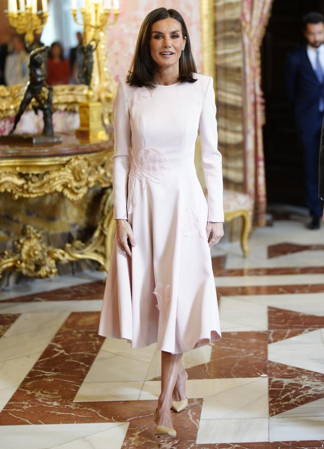 La reina Letizia con un vestido de Pedro del Hierro. / LIMITED PICTURES