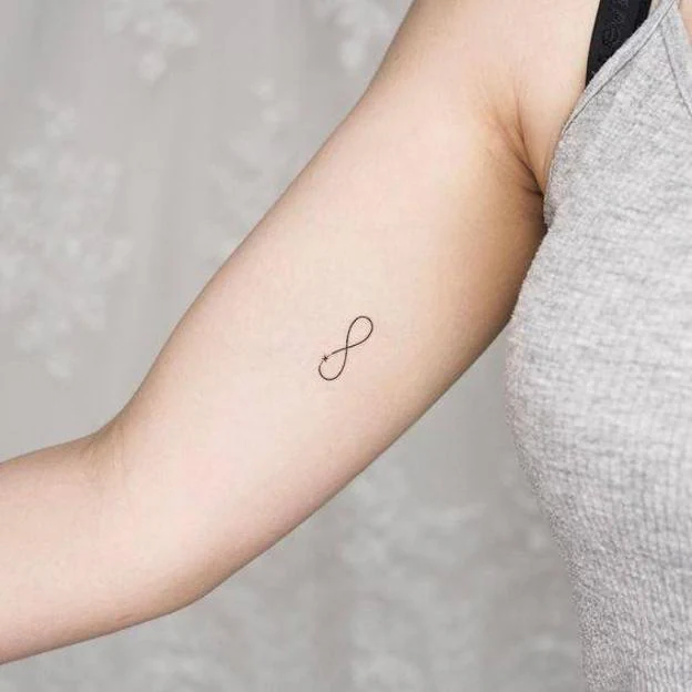 Tatuaje de infinito estilo fine line