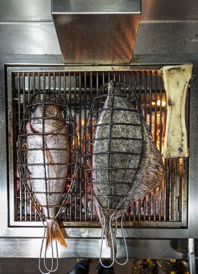 Pescados en las brasas de Bistronómika, el templo de los amantes del mar en Madrid. / DR