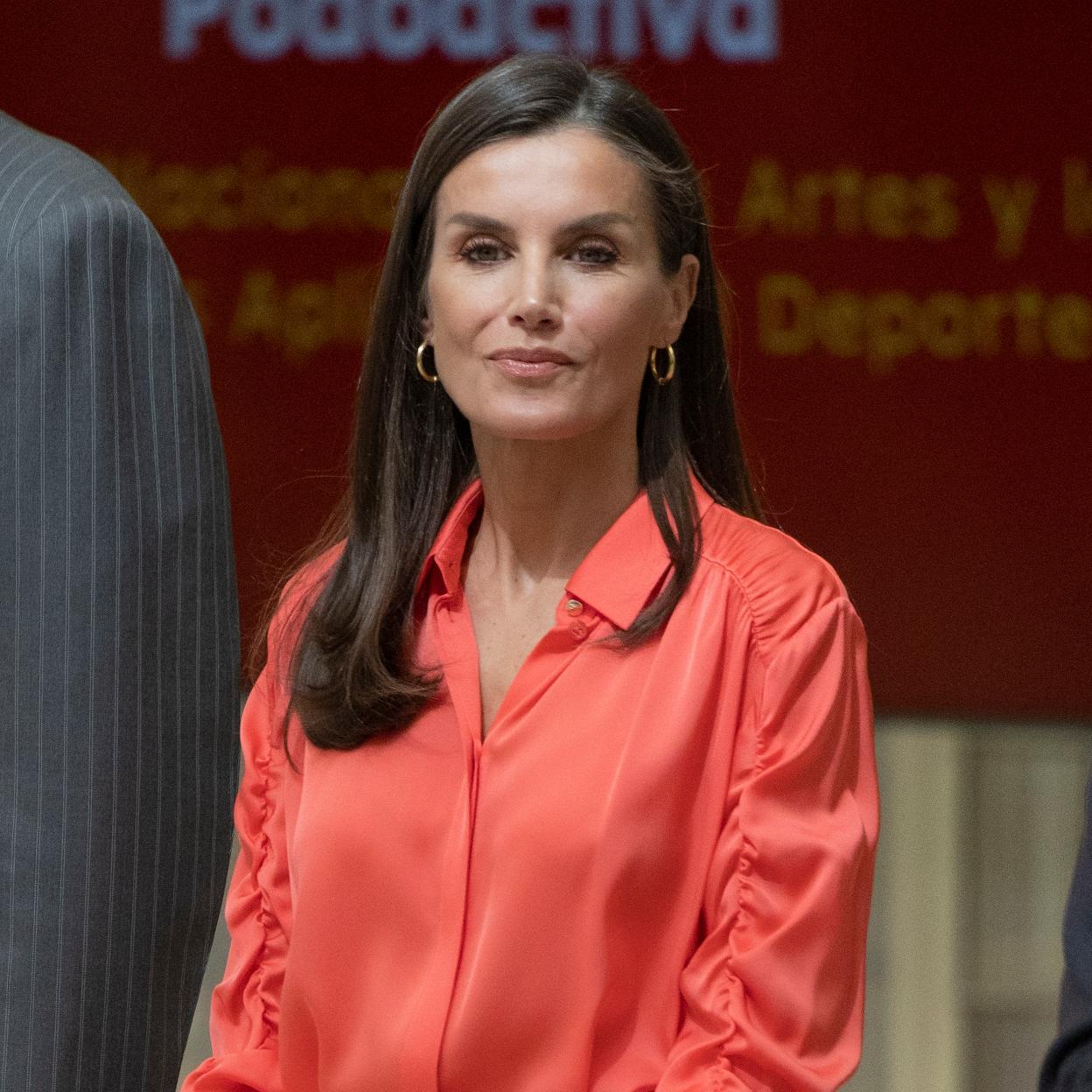 La reina Letizia con camisa de seda./gtres