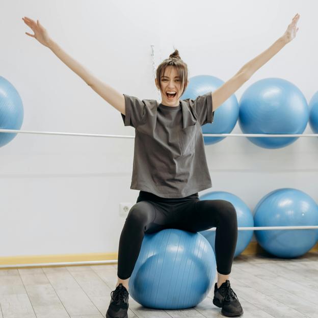 Mujer haciendo pilates