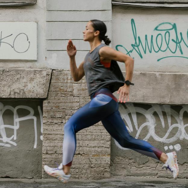 Una mujer corriendo