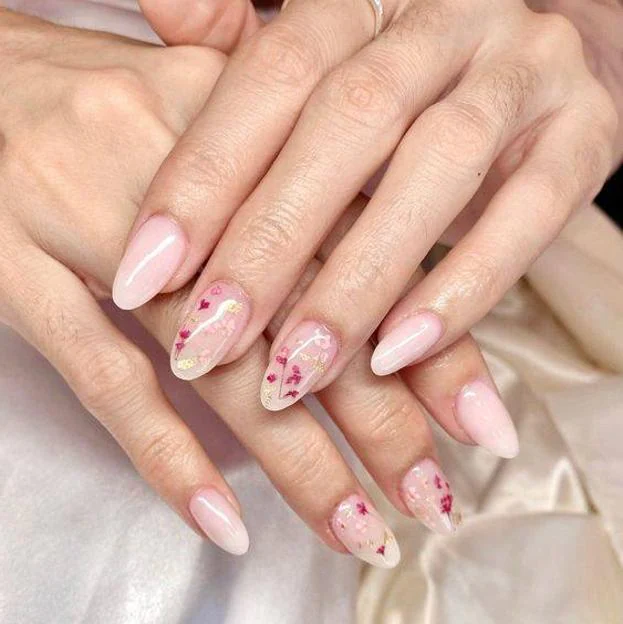 Uñas baby boomer con flores secas