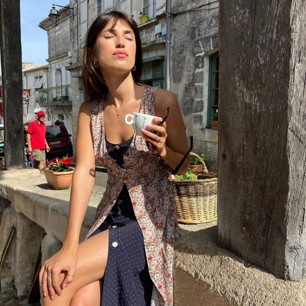 La influencer Jeanne Damas con un vestido