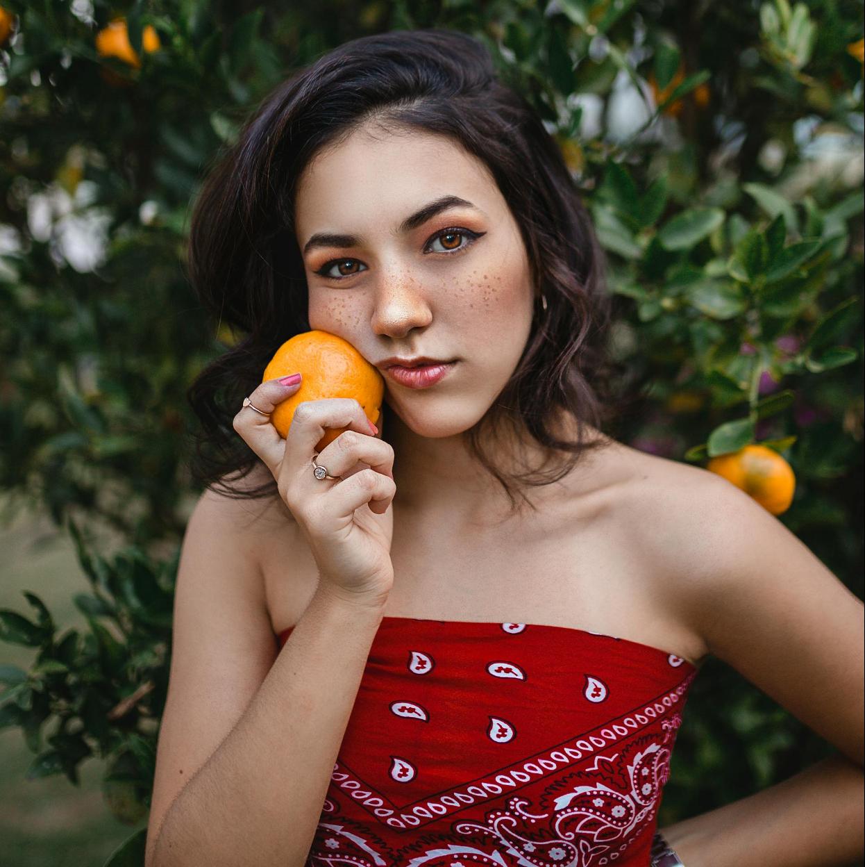 Diferentes vitaminas que puedes encontrar en los alimentos pueden ayudarte a eliminar el exceso de grasa. /Foto de Wesley Davi en Pexels.